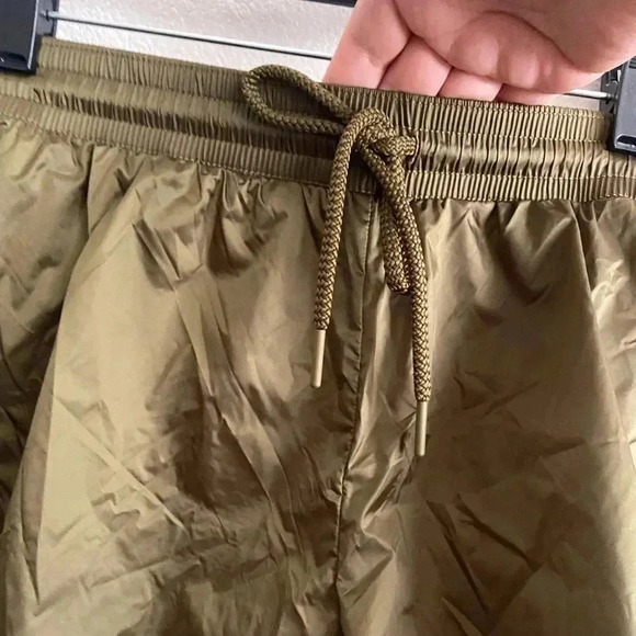 🆕 Offline by Aerie Nylon Shine Short Olive L🆕 - Picture 6 of 14